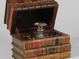 une boîte en bois contenant un anneau