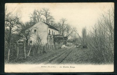 photographie en noir et blanc d'une vieille ferme à la campagne