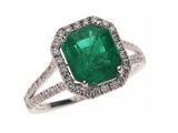 bague en émeraude et diamant sur fond blanc