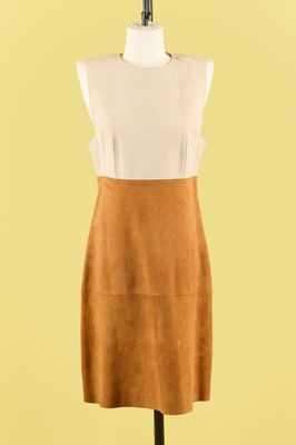 une robe de femme posée sur un mannequin, sur fond jaune