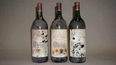 trois bouteilles de vin posées l'une à côté de l'autre sur une table