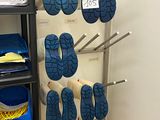 de nombreuses paires de chaussures suspendues à un porte-chaussures dans une pièce
