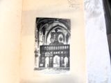 un vieux livre sur lequel figure l'image d'un bâtiment
