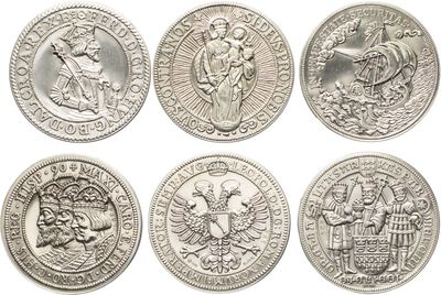 six types différents de pièces d'argent sur fond blanc