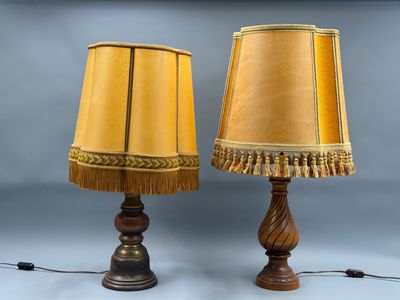 paire de lampes anciennes avec des abat-jours à franges, montées sur des pieds en bois