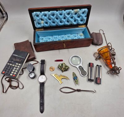 plusieurs objets posés ensemble sur une table
