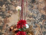 un vase contenant des fleurs, posé sur une table