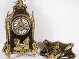 deux horloges placées l'une à côté de l'autre sur une table