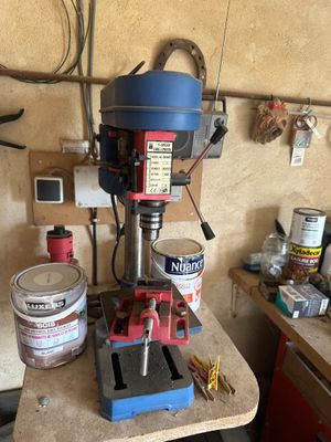 une perceuse posée sur une table dans un garage