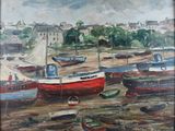 tableau représentant des bateaux dans un port, avec des maisons en arrière-plan