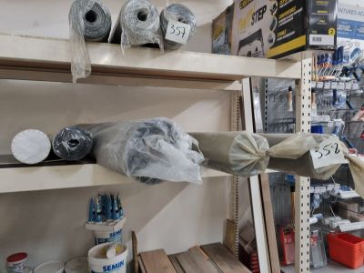 de nombreux rouleaux de papier toilette sur les rayons du magasin