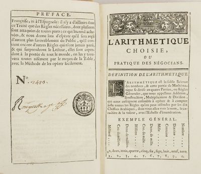 un livre ouvert avec une image en noir et blanc