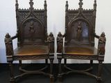 paire de chaises anciennes de style gothique en bois sculpté, avec des housses d'assise en tissu