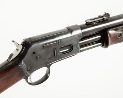 gros plan d'un fusil sur fond blanc