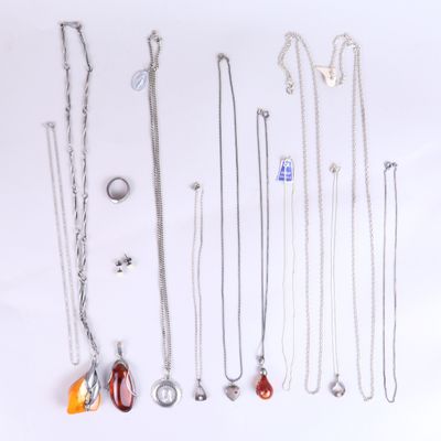 plusieurs types de colliers et de bagues posés sur un fond blanc
