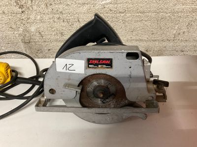 a picture of a circular saw on a counter top
