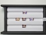 une vitrine contenant cinq pierres précieuses de couleurs différentes