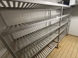 une grande étagère métallique au milieu d'une cuisine