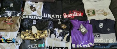 de nombreux t-shirts étalés ensemble sur le lit
