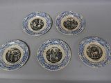 six assiettes bleues et blanches ornées de dessins représentant des personnes et des animaux