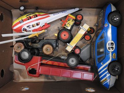 une boîte en carton remplie de petites voitures et d'un petit avion