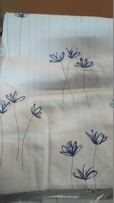un chat assis sur une feuille de papier