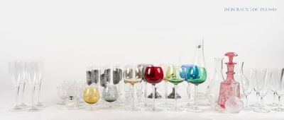 un grand nombre de verres à vin alignés les uns à côté des autres