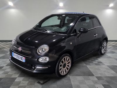 la photo d'une petite voiture noire garée dans un garage