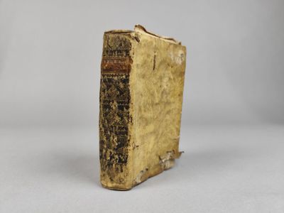 un vieux livre posé sur une surface blanche