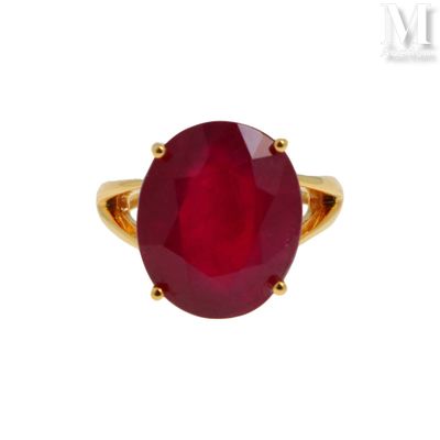 Gros plan sur une bague contenant une pierre rouge