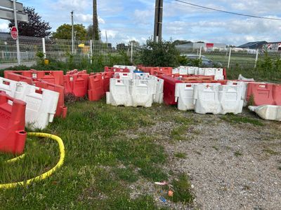 plots , gaines etc... Sur le terre plain
