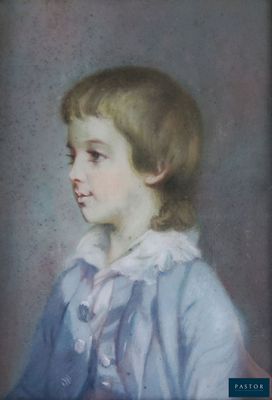 portrait d'un jeune garçon vêtu d'une chemise bleue à col blanc