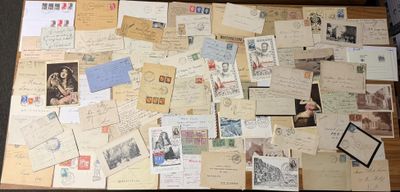 une table sur laquelle sont posées plusieurs vieilles cartes postales