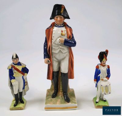 trois figurines représentant un homme en uniforme et une femme en uniforme
