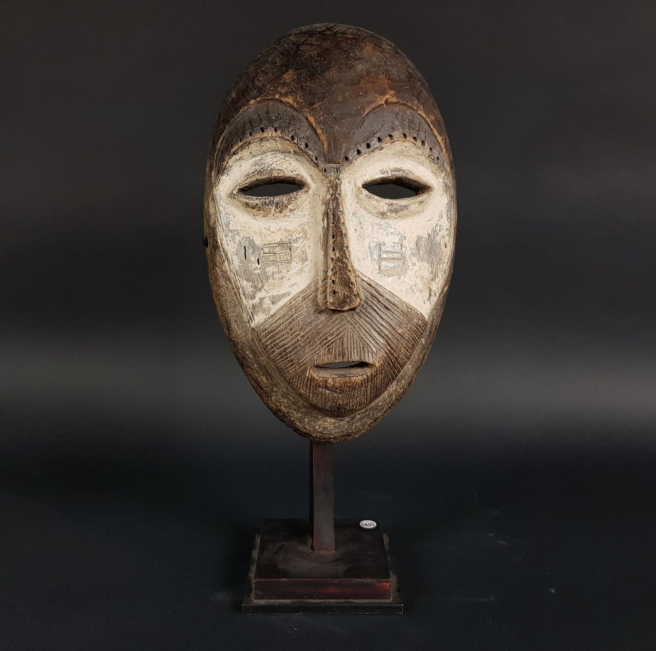 Masque Lengola en Bois du R.D. Congo - Élégant et Rare