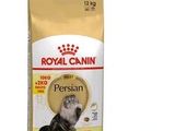un gros plan d'un sac de nourriture pour chat sur fond blanc