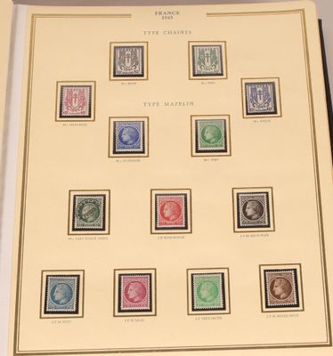 la photo d'un livre portant de nombreux timbres