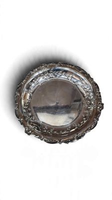 une image d'un plateau d'argent sur fond blanc
