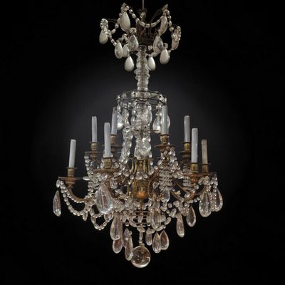 un grand lustre en cristal suspendu au plafond dans une pièce sombre