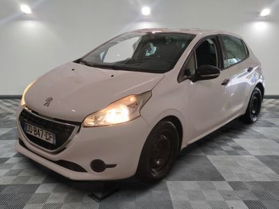 la photo d'une voiture blanche garée dans un garage