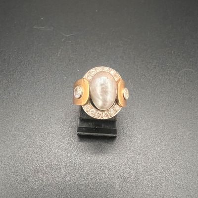une image d'une bague ornée d'une perle et de diamants