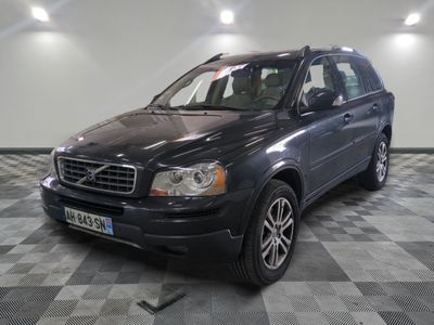une photo d'un SUV Volvo noir garé dans un garage