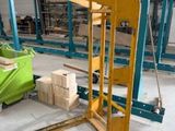 un chariot élévateur au milieu d'un grand entrepôt