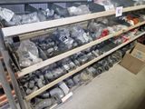 de nombreux types d'outils différents sur les rayons du magasin