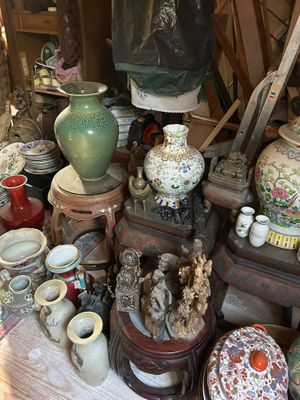 de nombreux vases posés sur une table