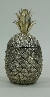 boîte en verre argenté en forme d'ananas, surmontée d'un ananas