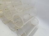 une pile de bouteilles en plastique vides posée sur une table