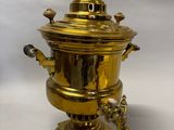 cafetière en laiton plaqué sur son socle, sur fond blanc