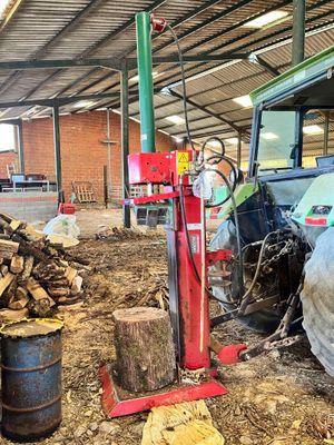 un camion garé à côté d'une pile de bois