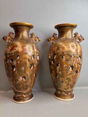 deux vases posés l'un à côté de l'autre sur une table